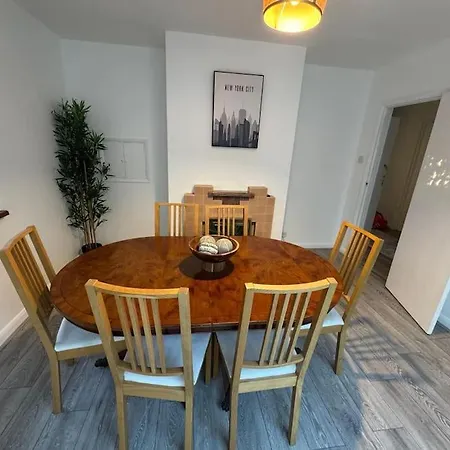 Spacious 3 Bed Garden & Parking Finchampstead Exterior photo