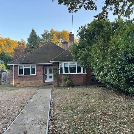 Spacious 3 Bed Garden & Parking Finchampstead Exterior photo