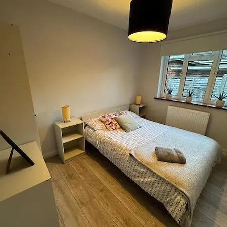Spacious 3 Bed Garden & Parking Finchampstead Exterior photo