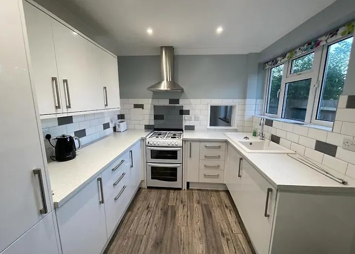 Spacious 3 Bed Garden & Parking