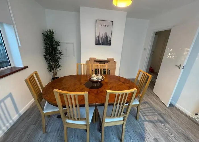 Spacious 3 Bed Garden & Parking