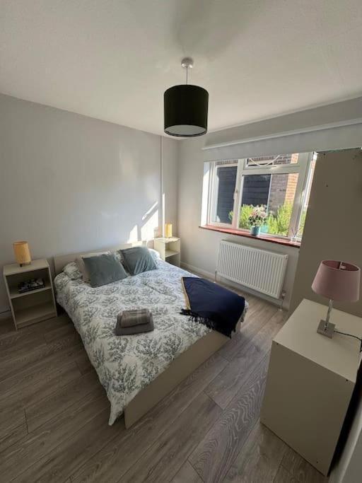 Spacious 3 Bed Garden & Parking Holiday home *