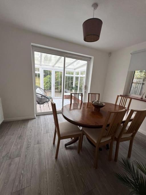 Holiday home Spacious 3 Bed Garden & Parking Finchampstead