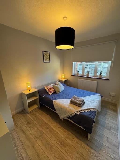 Spacious 3 Bed Garden & Parking *