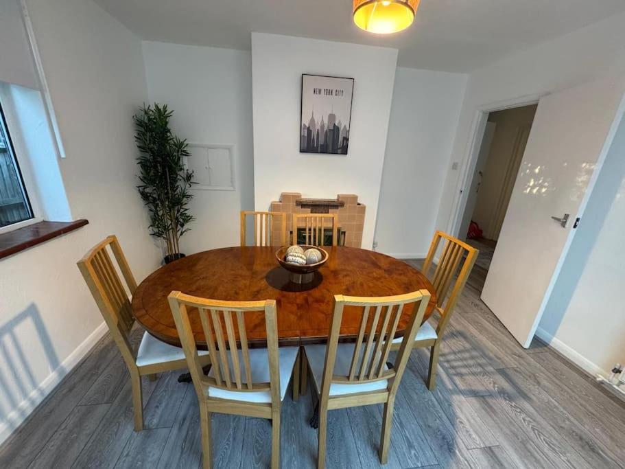 Spacious 3 Bed Garden & Parking Holiday home