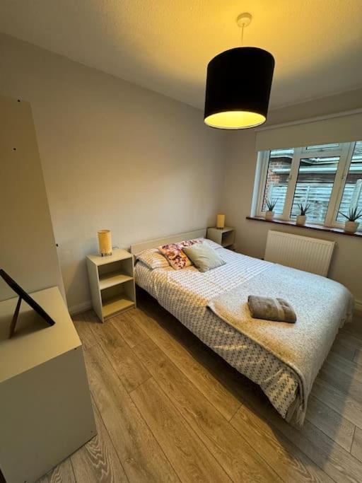 Spacious 3 Bed Garden & Parking Finchampstead
