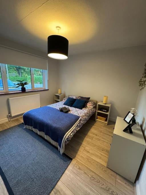 Spacious 3 Bed Garden & Parking