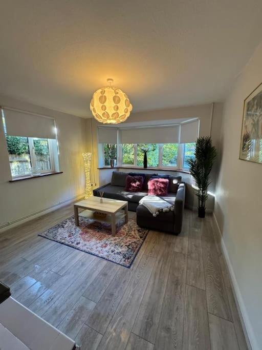 Spacious 3 Bed Garden & Parking Holiday home